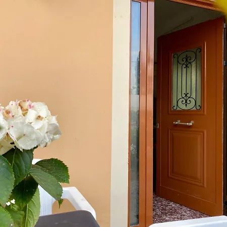 Montsenigos Garden Apartment *
